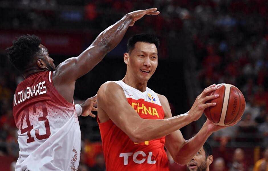 圆圈与循环的意象在片中随处可见。